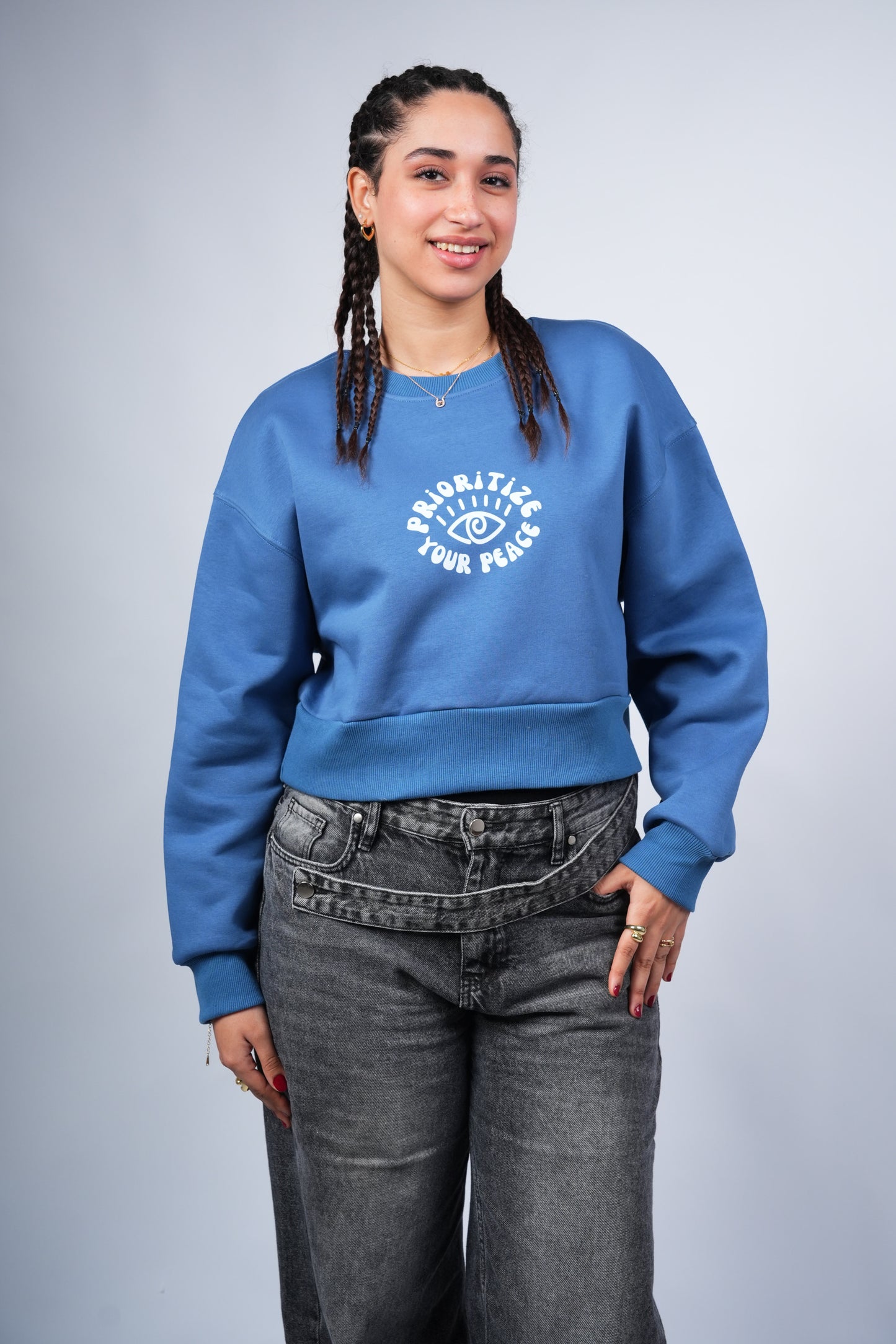 “PRIORITIZE YOUR PEACE” Cropped Crewneck printed Aegean Blue