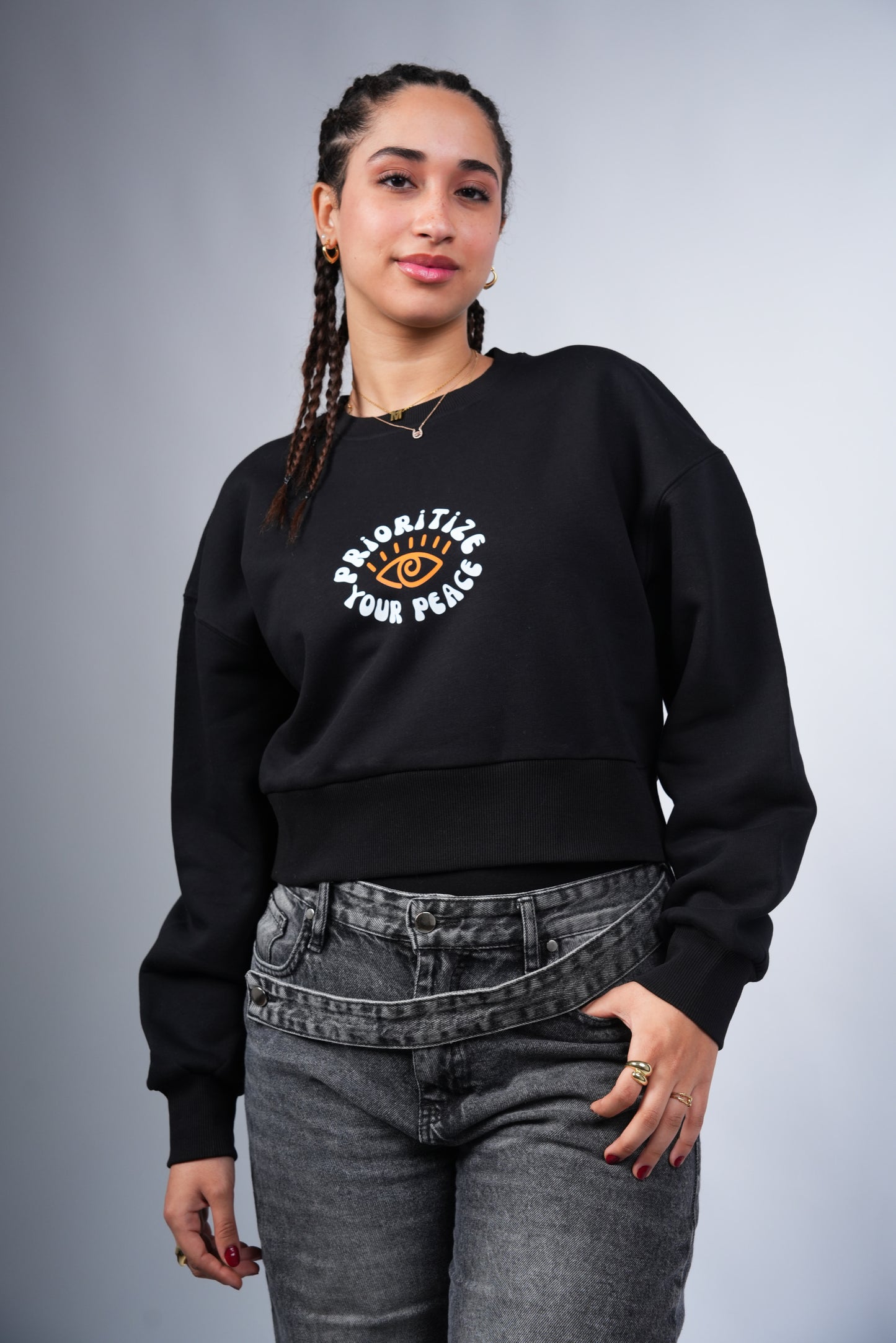 “PRIORITIZE YOUR PEACE” Cropped Crewneck printed Black