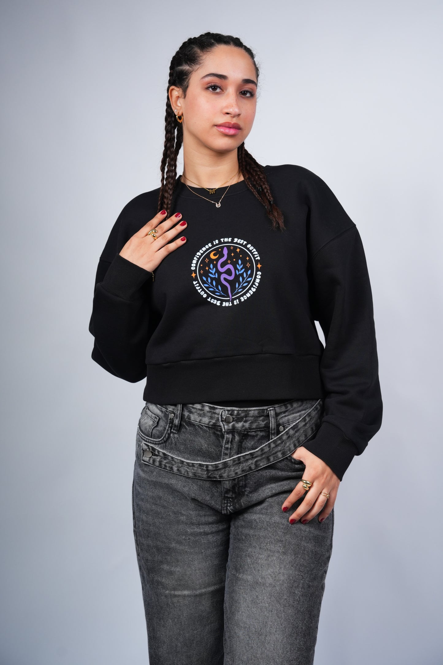 “CONFIDENCE IS THE BEST OUTFIT” Cropped Crewneck printed Black