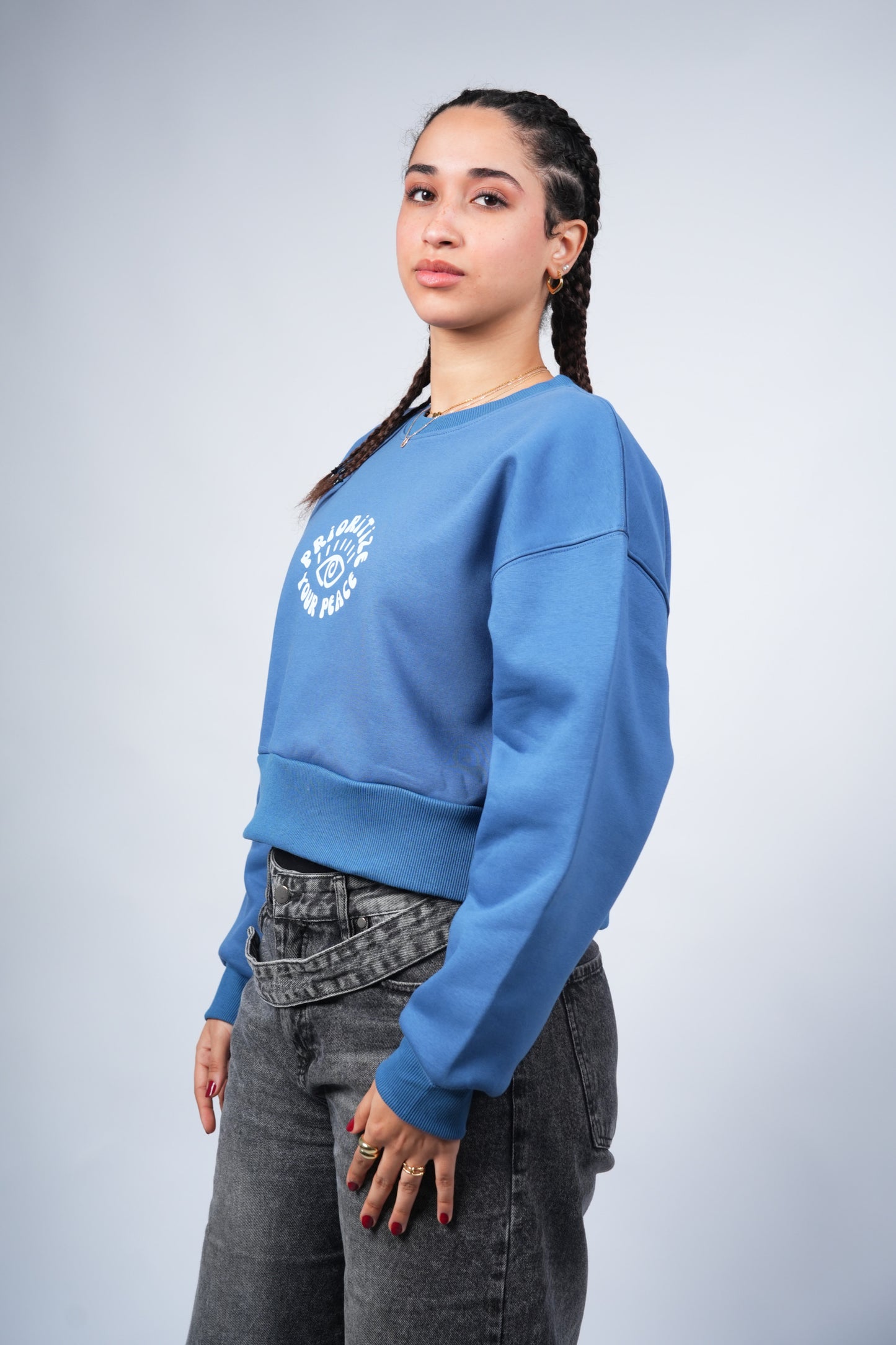 “PRIORITIZE YOUR PEACE” Cropped Crewneck printed Aegean Blue