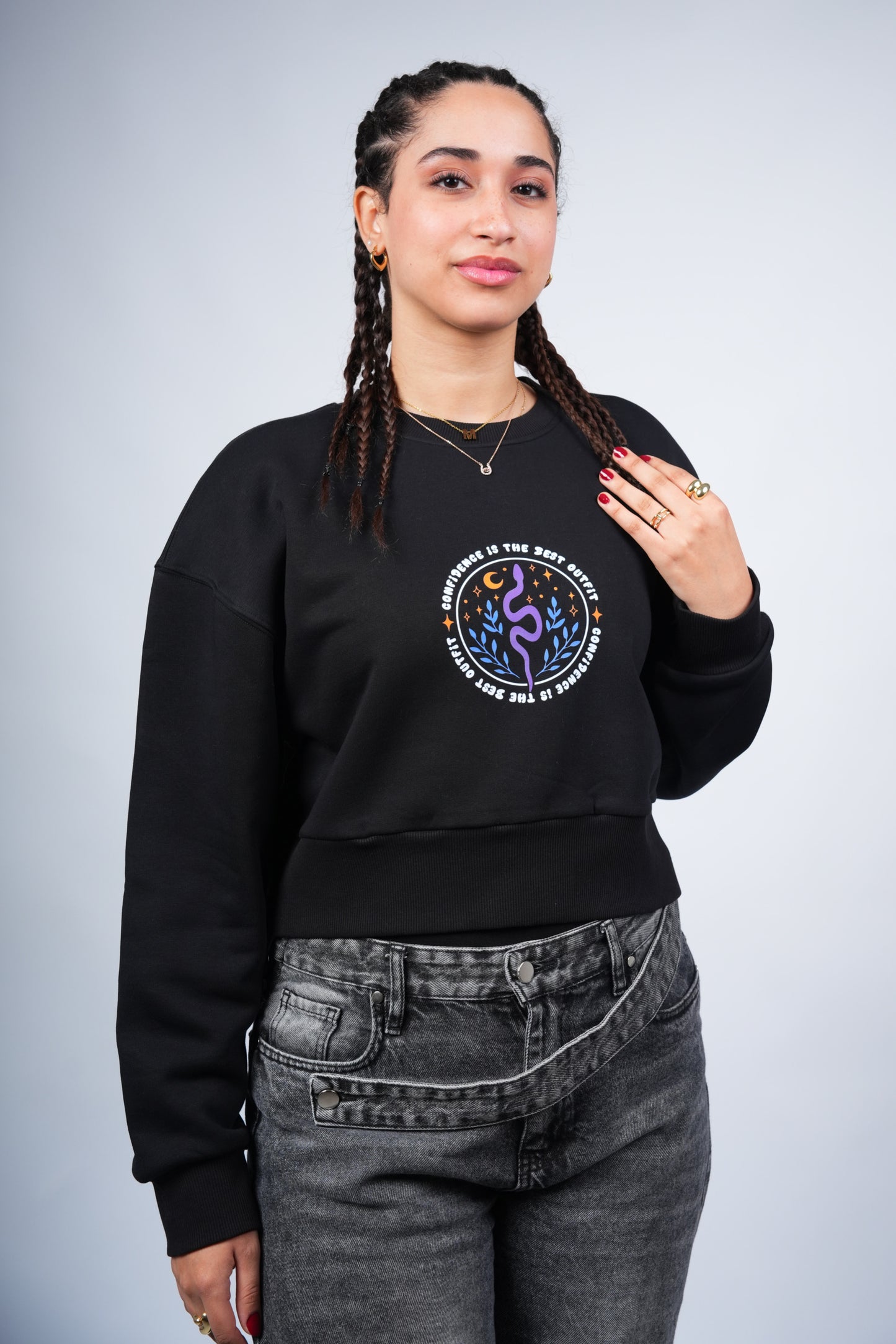 “CONFIDENCE IS THE BEST OUTFIT” Cropped Crewneck printed Black