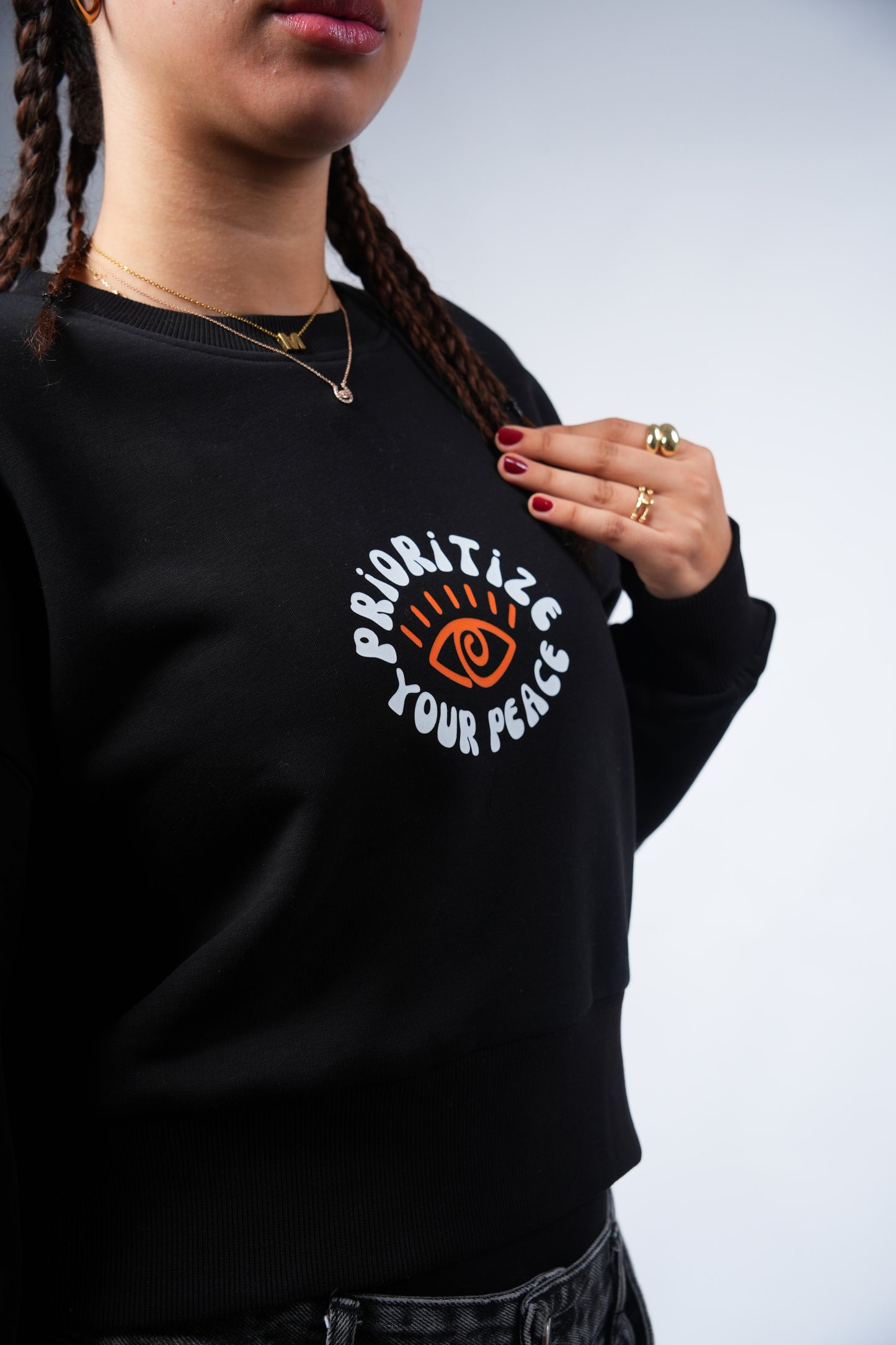 “PRIORITIZE YOUR PEACE” Cropped Crewneck printed Black