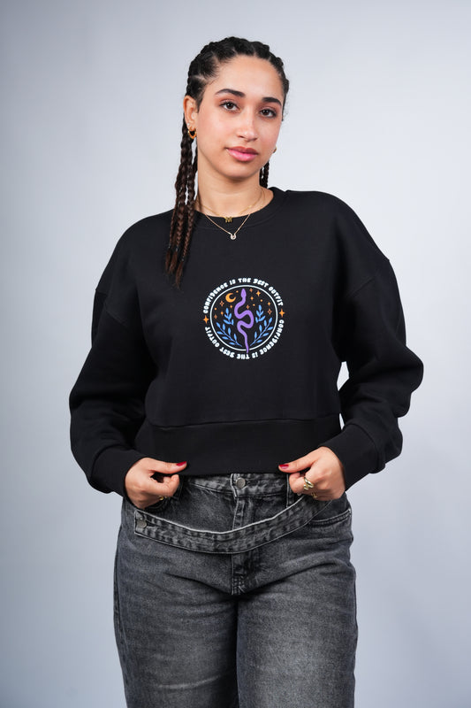 “CONFIDENCE IS THE BEST OUTFIT” Cropped Crewneck printed Black