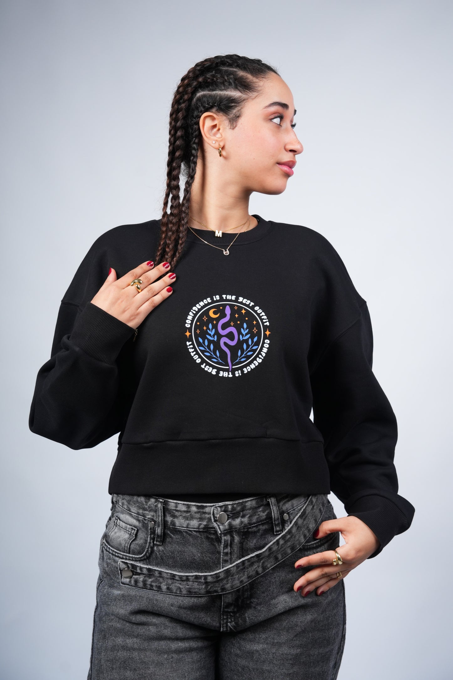 “CONFIDENCE IS THE BEST OUTFIT” Cropped Crewneck printed Black