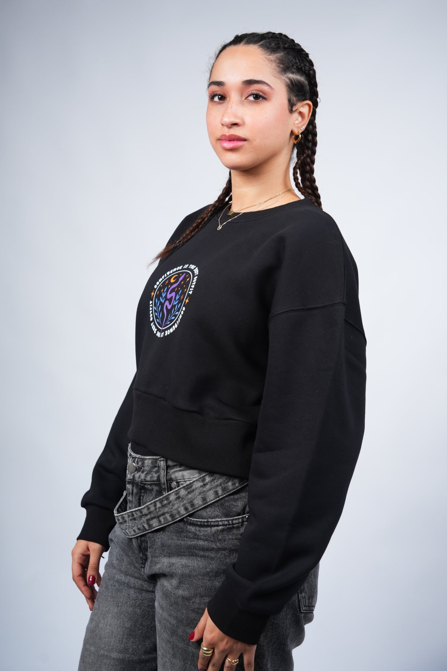 “CONFIDENCE IS THE BEST OUTFIT” Cropped Crewneck printed Black