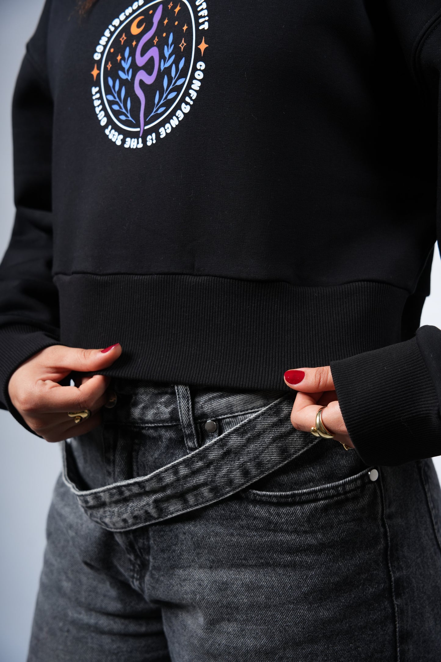 “CONFIDENCE IS THE BEST OUTFIT” Cropped Crewneck printed Black